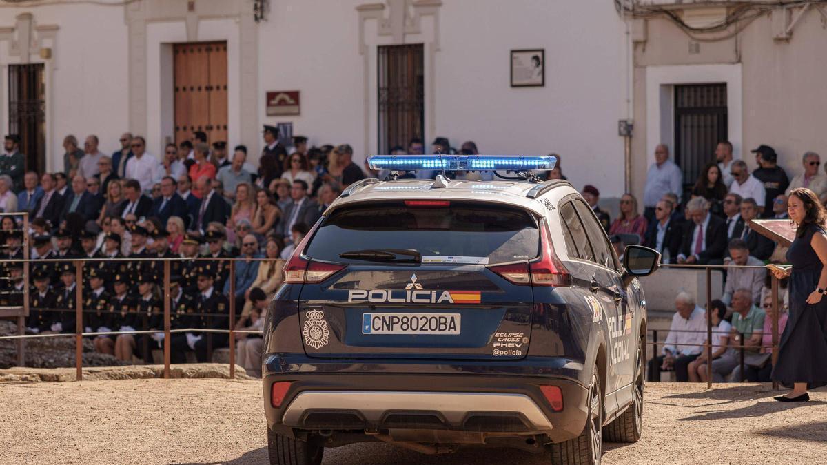 Un coche de la Policía Nacional durante un acto institucional en Mérida.