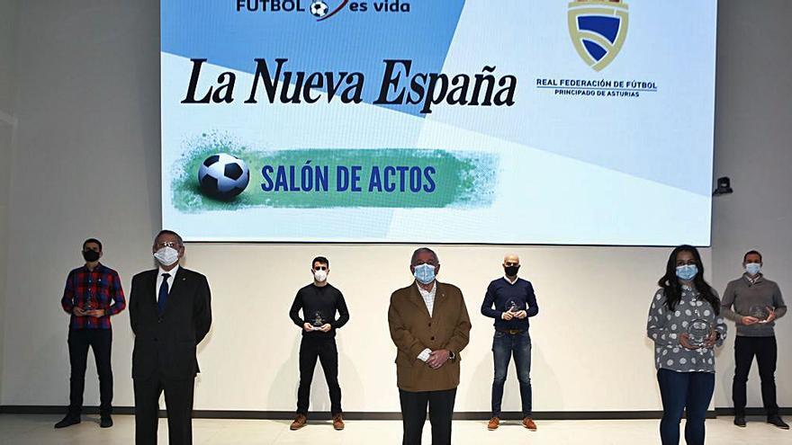 En primera fila, de izquierda a derecha, el presidente del Comité Técnico de Árbitros, José Manuel Suárez; el presidente de la Federación Asturiana de Fútbol, Maximino Martínez, y Eliana Fernández. Detrás, Eduardo García, Diego Valdés, Pablo González Fuertes e Israel Bárcena, en la sede de la Federación Asturiana. |