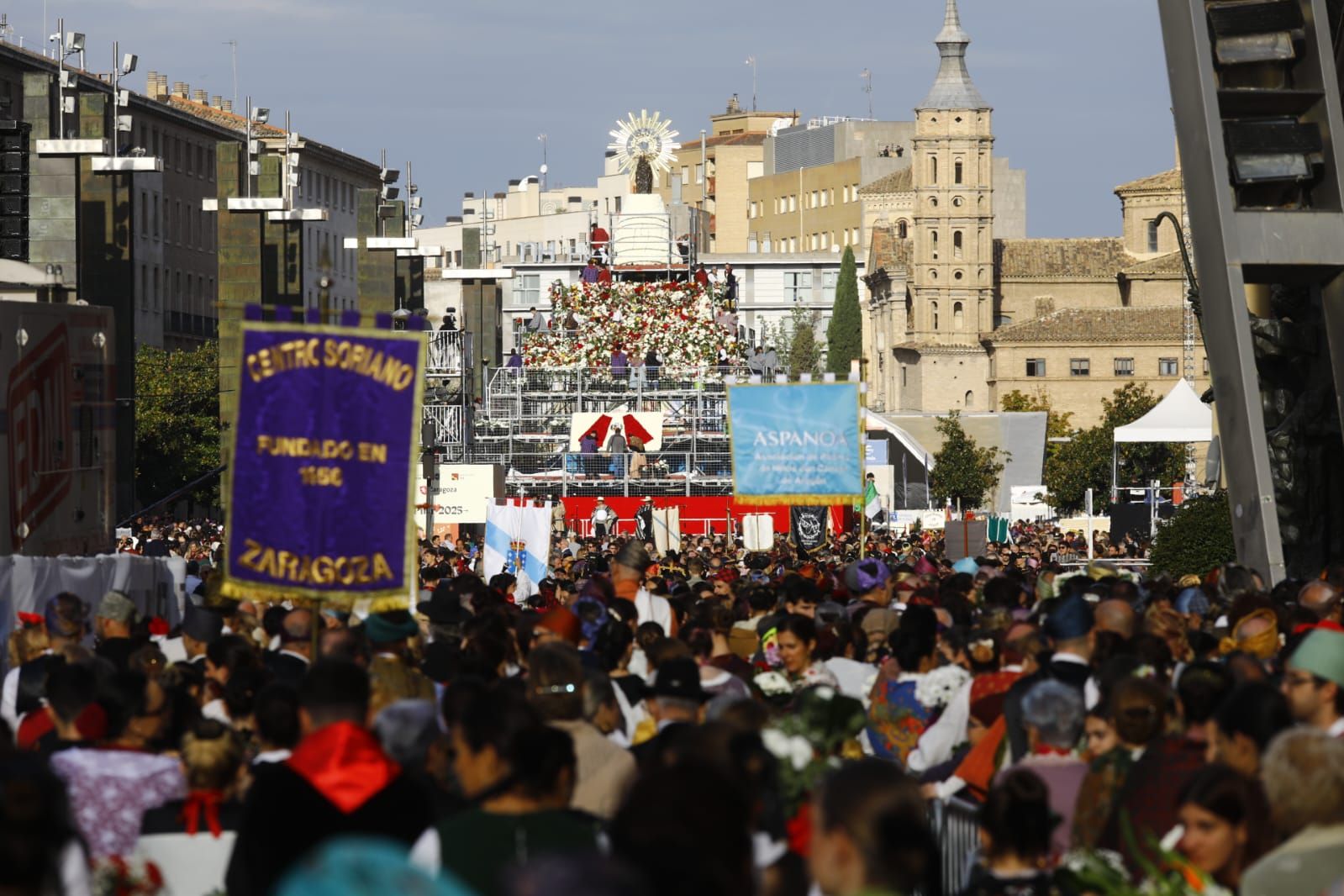 En imágenes | Zaragoza vive su día grande con la Ofrenda de Flores a la Virgen del Pilar