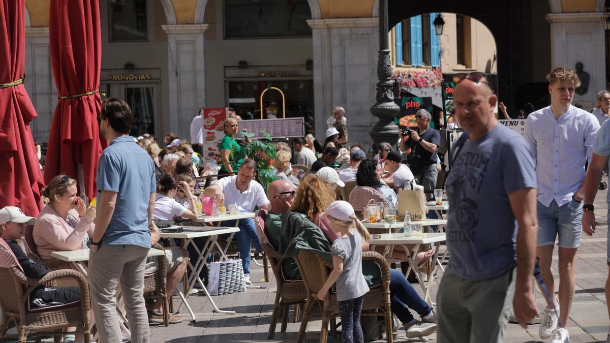 Mallorca empieza a rebosar: los turistas llenan las playas y también el centro de Palma