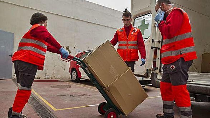 Colaboración entre Cruz Roja y Lidl para ayudar a las personas mayores.