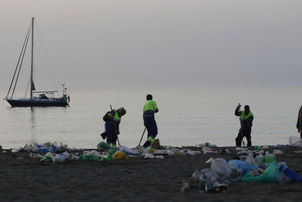 Así quedaron las playas tras la Noche de San Juan.