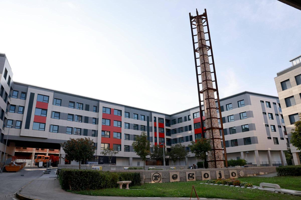 Chimenea de la antigua industria textil de Regojo, en Redondela, una zona hoy residencial.