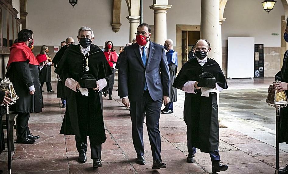 Santiago García Granda, Adrián Barbón e Ignacio Villaverde, durante el cortejo académico por el patio de columnas de la Universidad. | Irma Collín