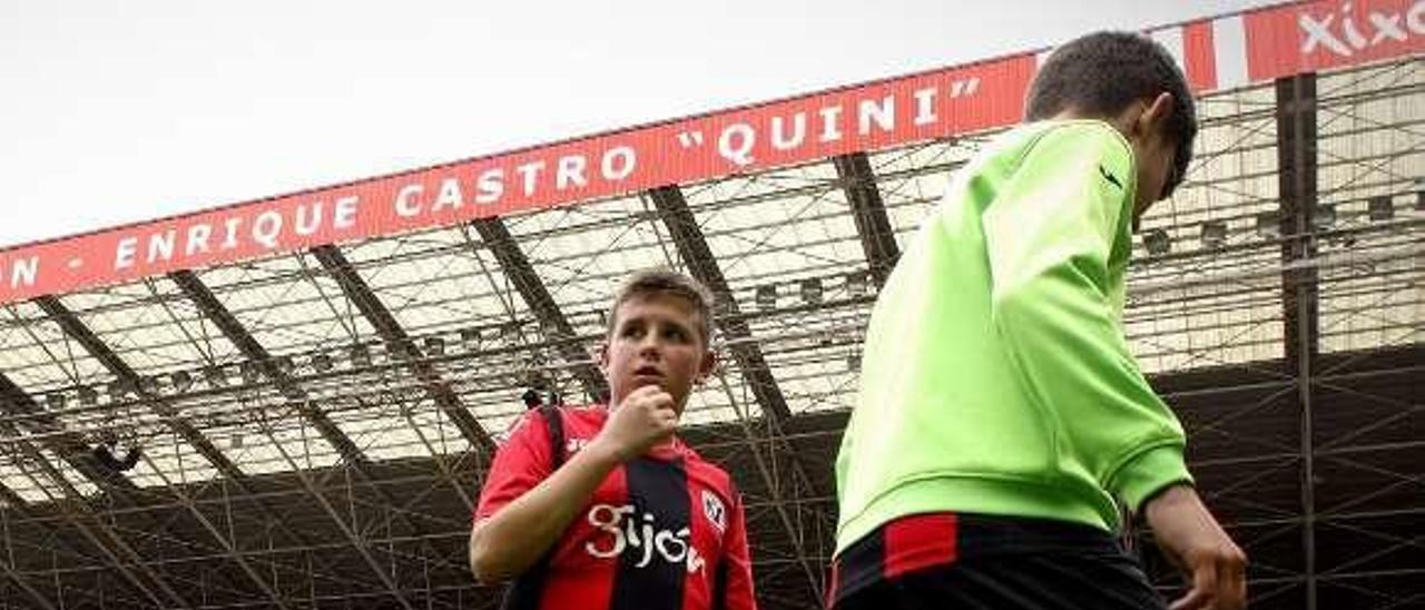 El joven Pablo Ramos de Castro, nieto de Quini, calienta sobre el césped del estadio gijonés.