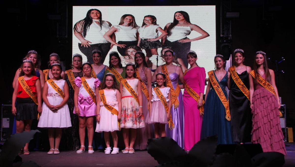 Las reinas salientes dieron el testigo a las Reinas de Fiestas 2024. | SERVICIO ESPECIAL