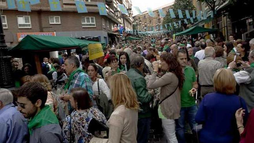 La calle Gascona, ayer, a la una del mediodía, repleta de amantes de los quesos.