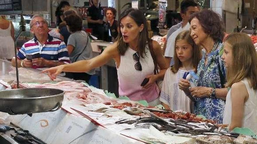 La Reina Letizia, doña Sofía, la Princesa Leonor y la Infanta Sofía, en una pescadería.