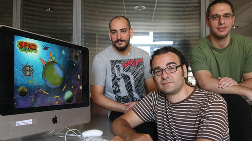 Ginés Montero, sentado, y de pie, Javier de la Cruz y Sergio González, tres de los componentes de Model Sheep con el juego Space Rotary