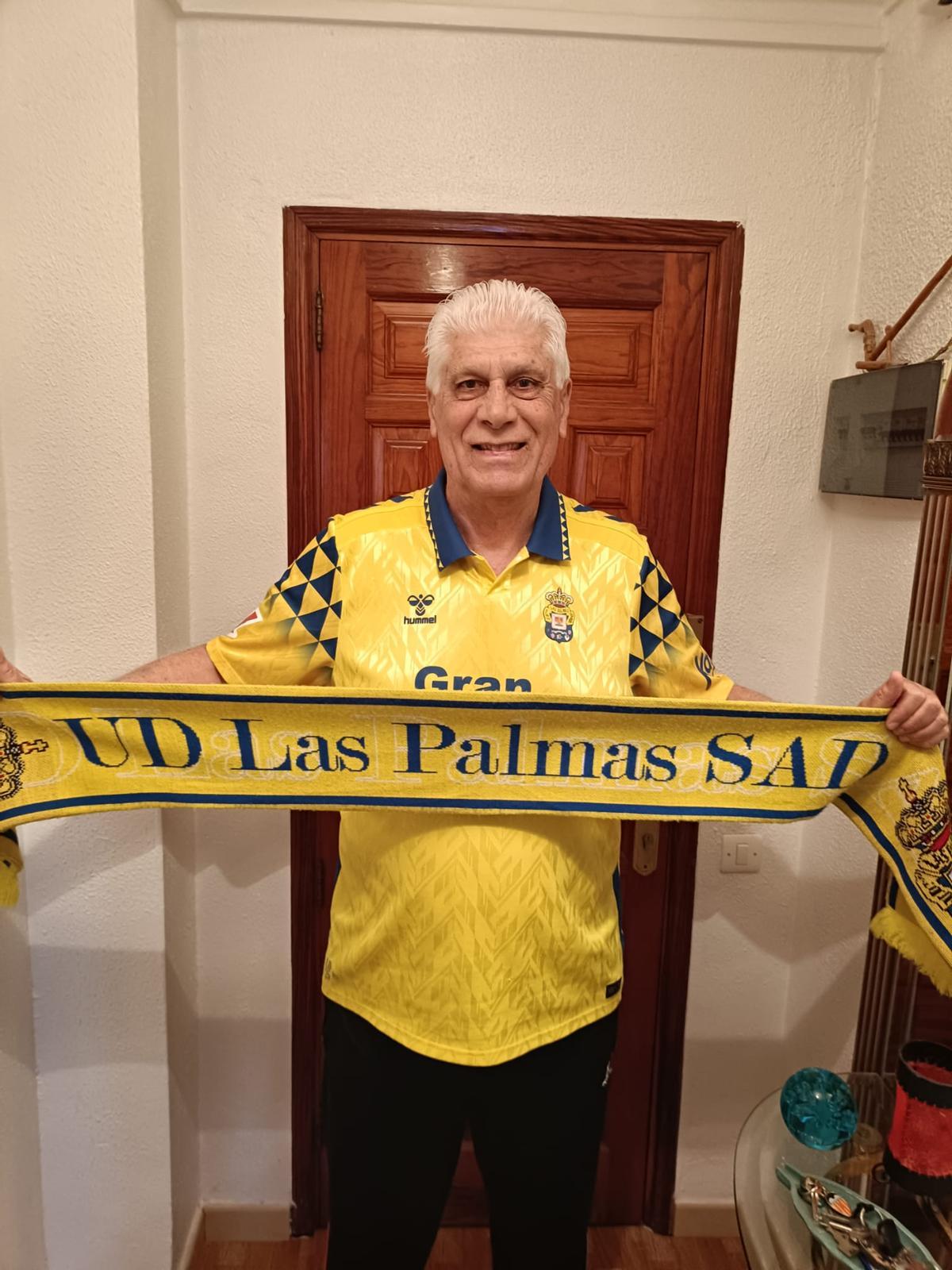 Emilio posa con su bufanda en su residencia de Miller Bajo.