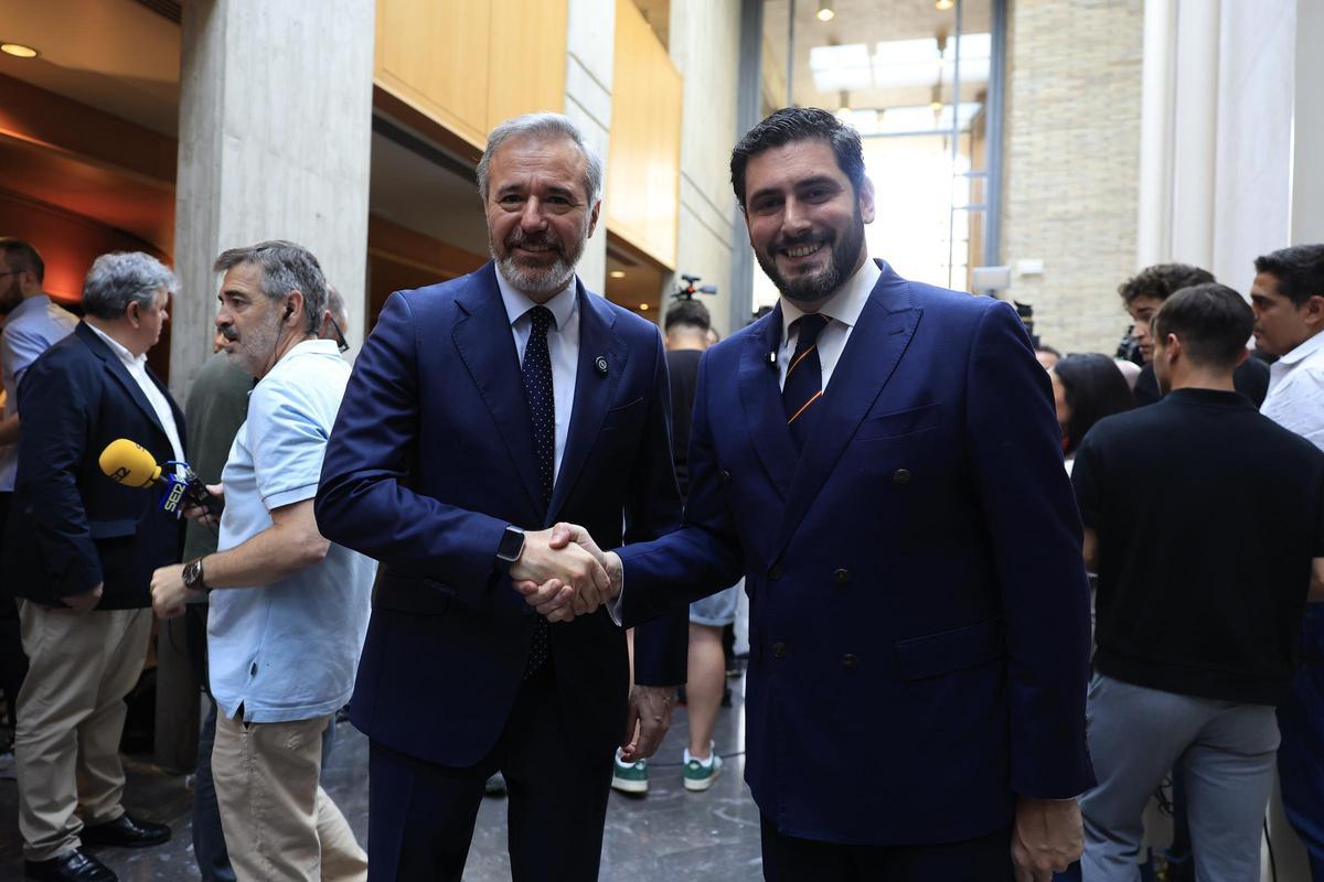 El presidente aragonés, Jorge Azcón, y el líder de Vox en Aragón, Alejandro Nolasco, cuando anunciaron el acuerdo de investidura.