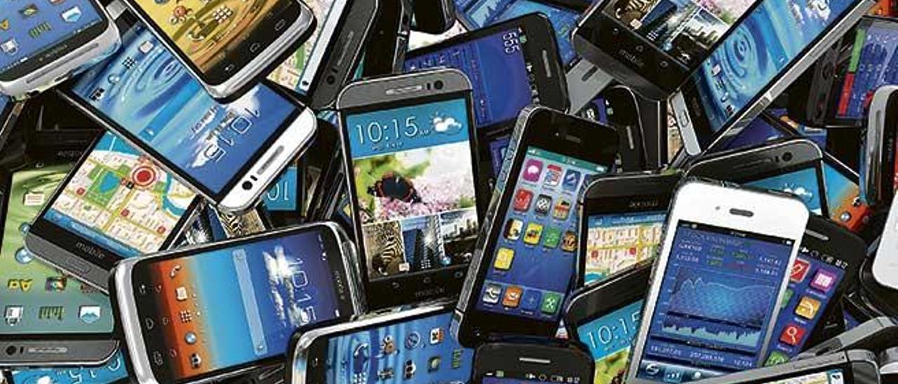 El uso y abuso de los teléfonos móviles en las aulas es uno de los problemas que han tenido que afrontar los mediadores de internet en los colegios.