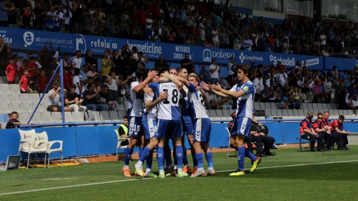 Los jugadores del Sabadell, celebrando un gol al Atlético Baleares