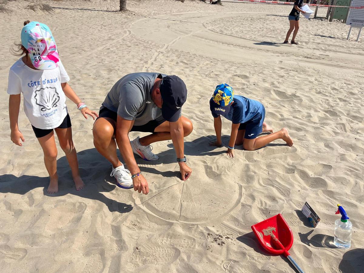 Una familia disfrutando del taller infantil.