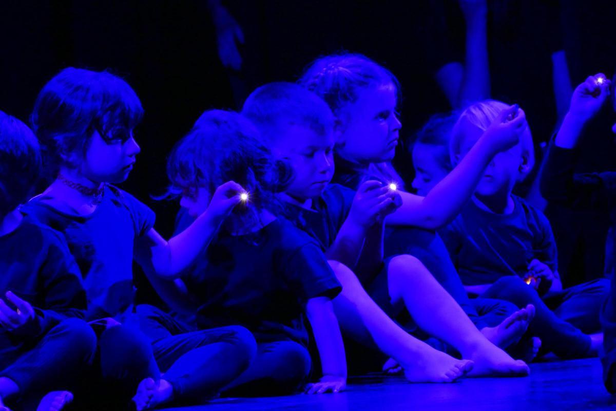 EN IMATGES | L'alumnat de la ZER Empordà presenta el seu projecte 'Origen. Un viatge a la pell de tot el que som’ al Teatre El Jardí