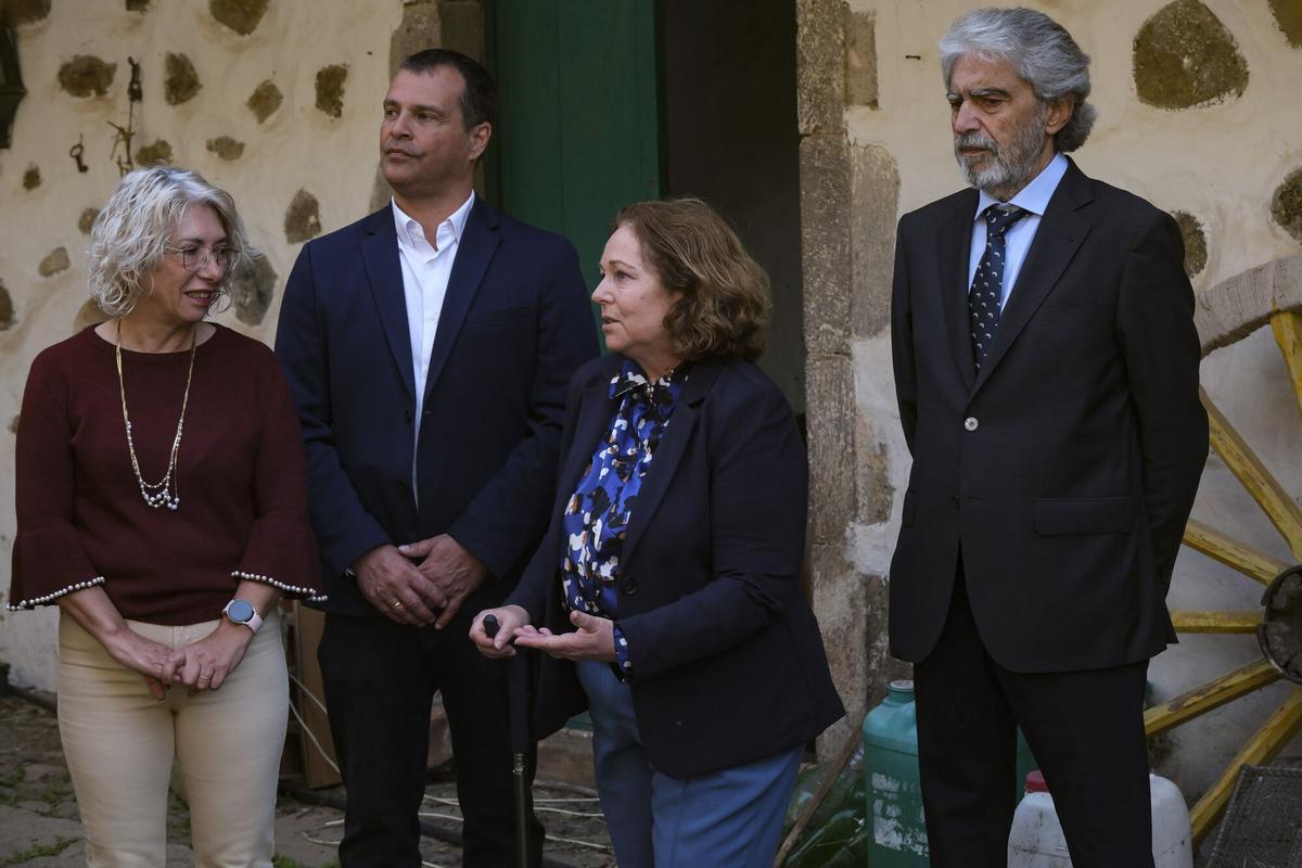 Ángel Víctor Torres visita el Cuartel de Colmenar, recientemente adquirido en Valsequillo
