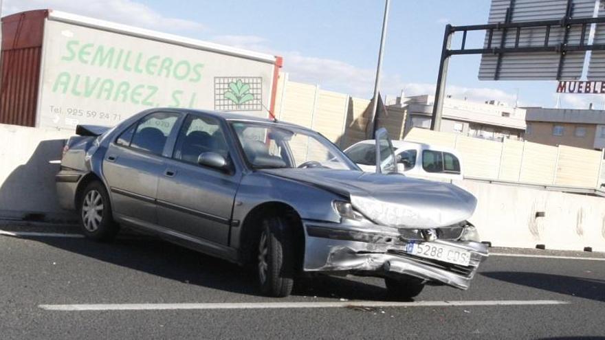 El turismo sufrió daños en su parte delantera.