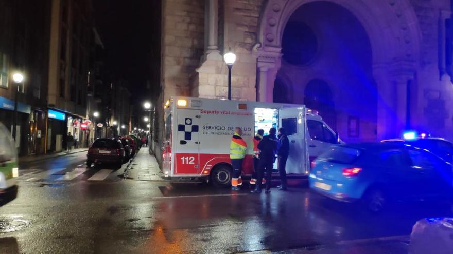 La policía rescata sano y salvo al joven que se colgó de un balcón en el Parchís