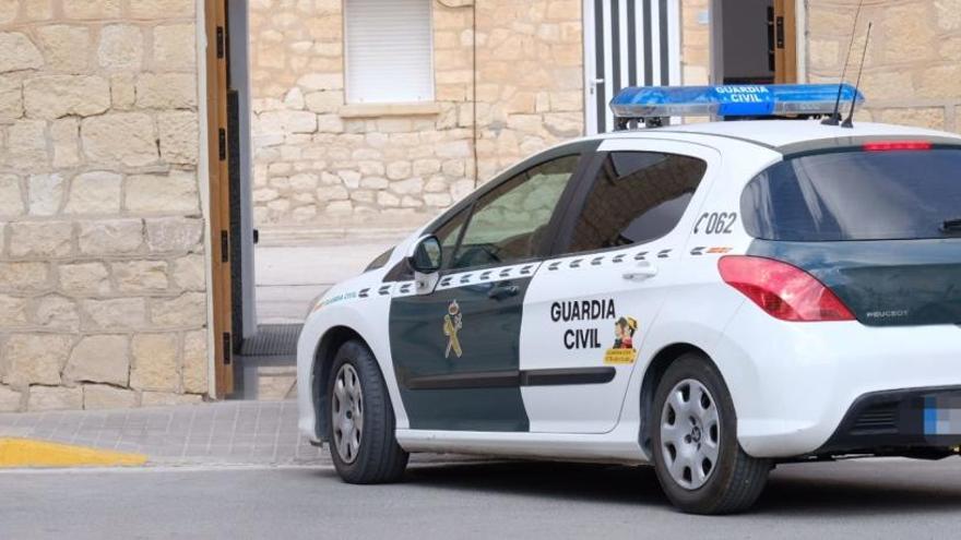 El detenido entrando esta mañana en el cuartel de Novelda