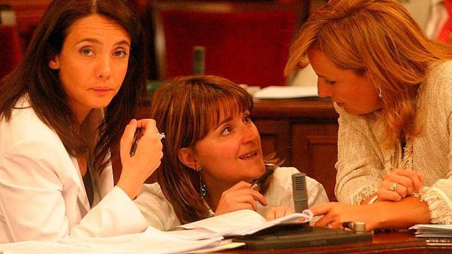 Rosa Puig, junto a Rosa Estarás y Mabel Cabrer.