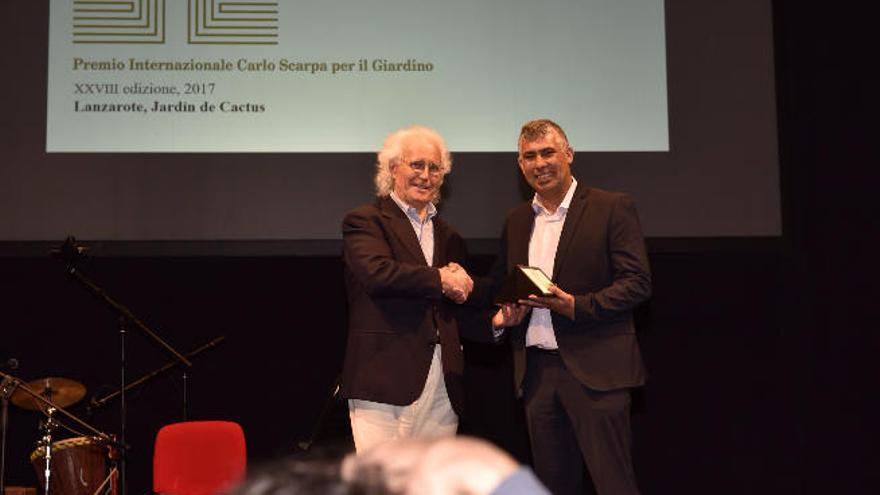 Luciano Benetton (izquierda), el pasado sábado, entrega el premio en Treviso (Italia) a Antonio Martín.