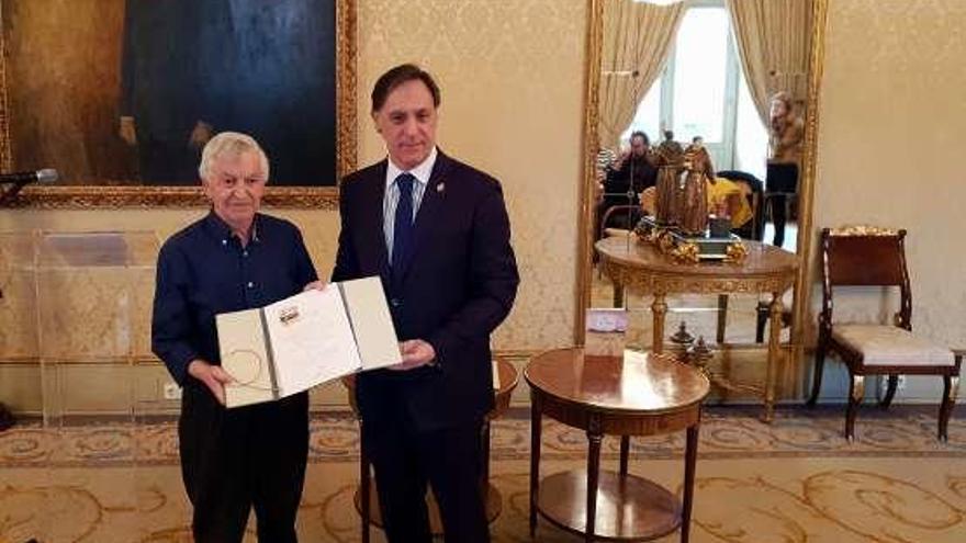 Servando Cano, a la izquierda, recibe el premio de manos del alcalde de Salamanca, Carlos García Carbayo, ayer.