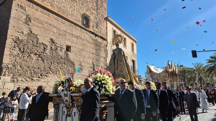 La Virgen de la Asunción recorre las calles de Elche en la Procesión de las Aleluyas