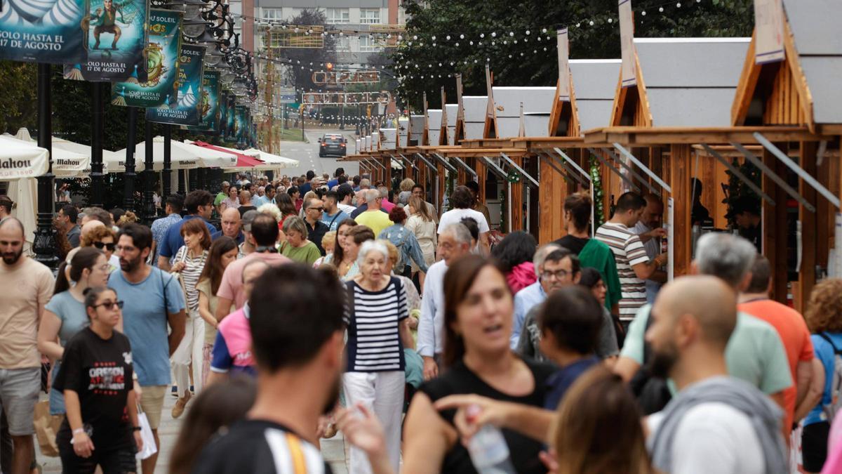 Paseantes por las casetas del Paseo Gastro en Begoña.
