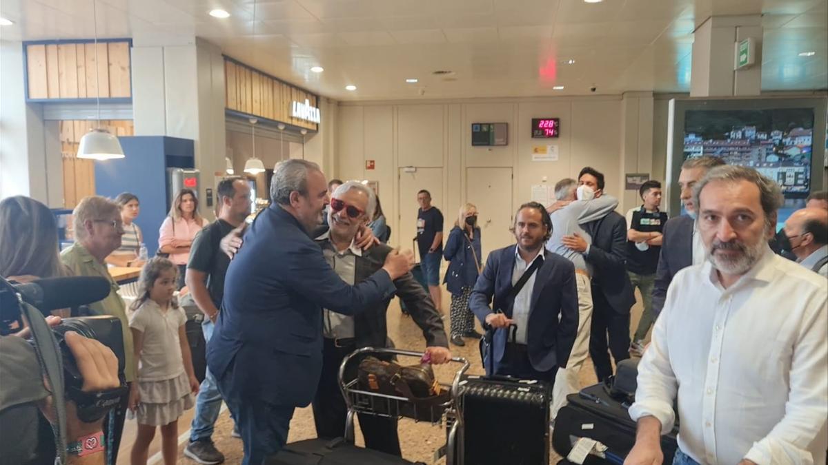 Manolo Paredes saluda a Jesús Martínez en el Aeropuerto de Asturias