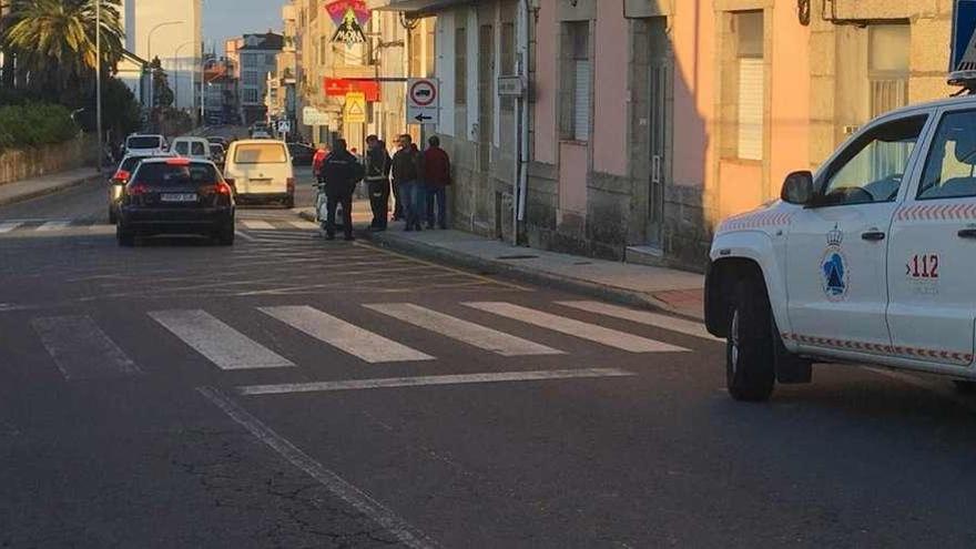 La avenida Luis A. Mestre, en el lugar donde se produjo el accidente. En el recuadro la moto en la que viajaban los dos heridos. // Muñiz