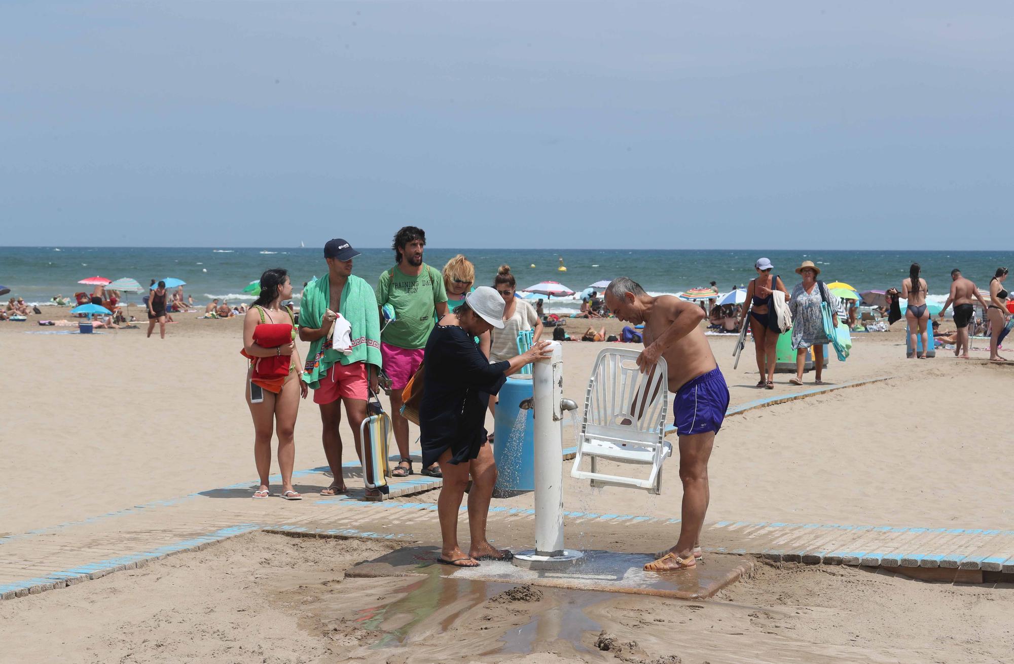 La playa y las terrazas, de nuevo, llenas