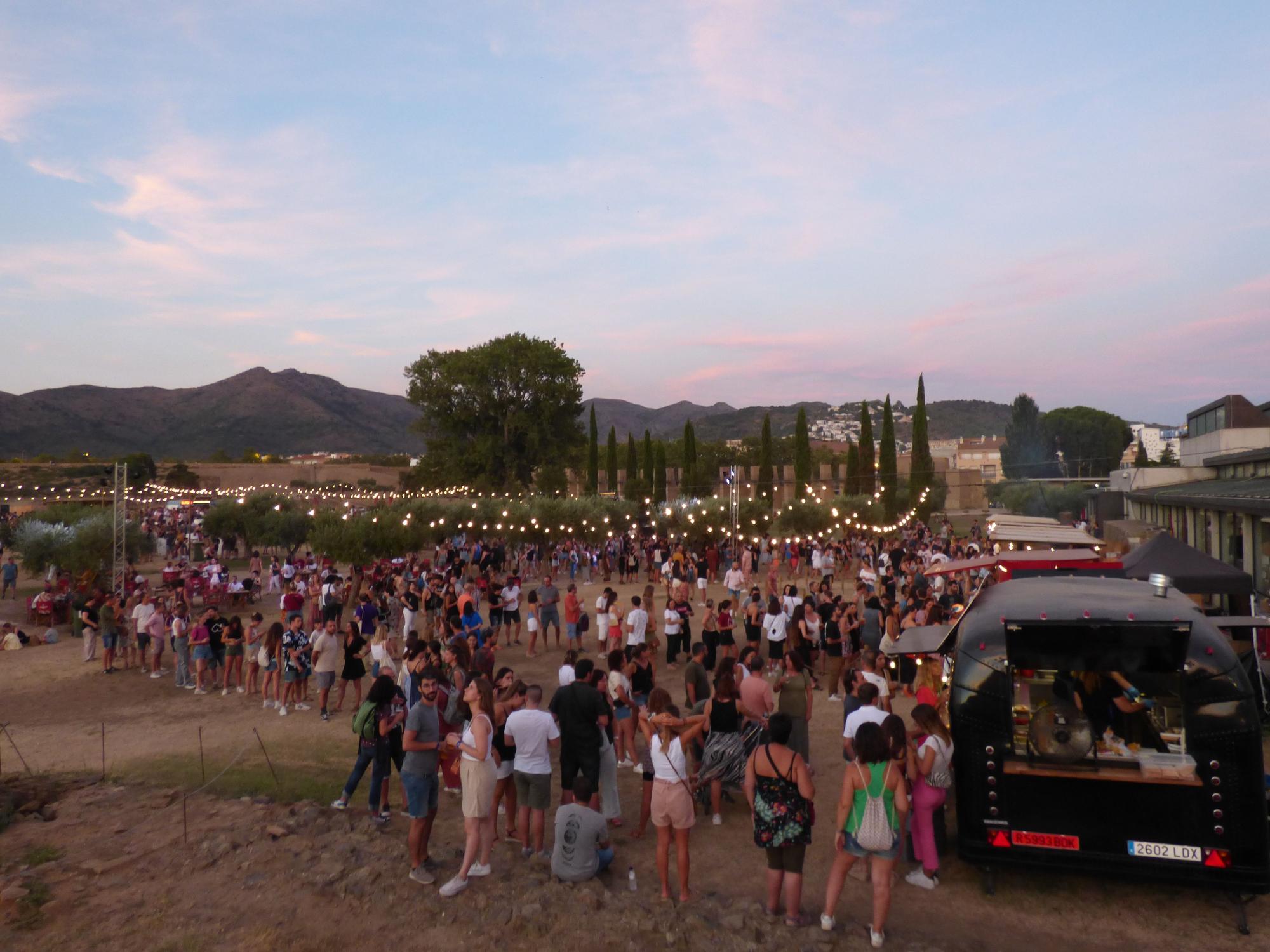 Oques Grasses desborda la Ciutadella de Roses per celebrar el seu desè aniversari