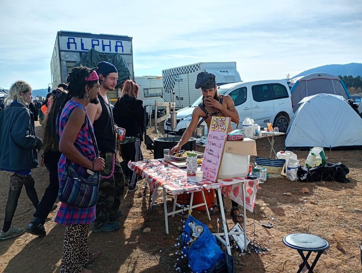 Persona Rave Una macrofiesta 'rave' de año nuevo congrega miles de personas en Albacete