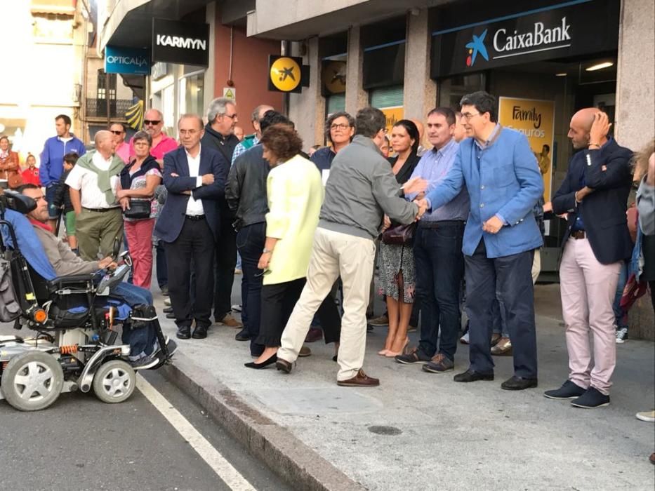 Decenas de personas se reúnen para homenajear a las víctimas del accidente ferroviario de O Porriño.