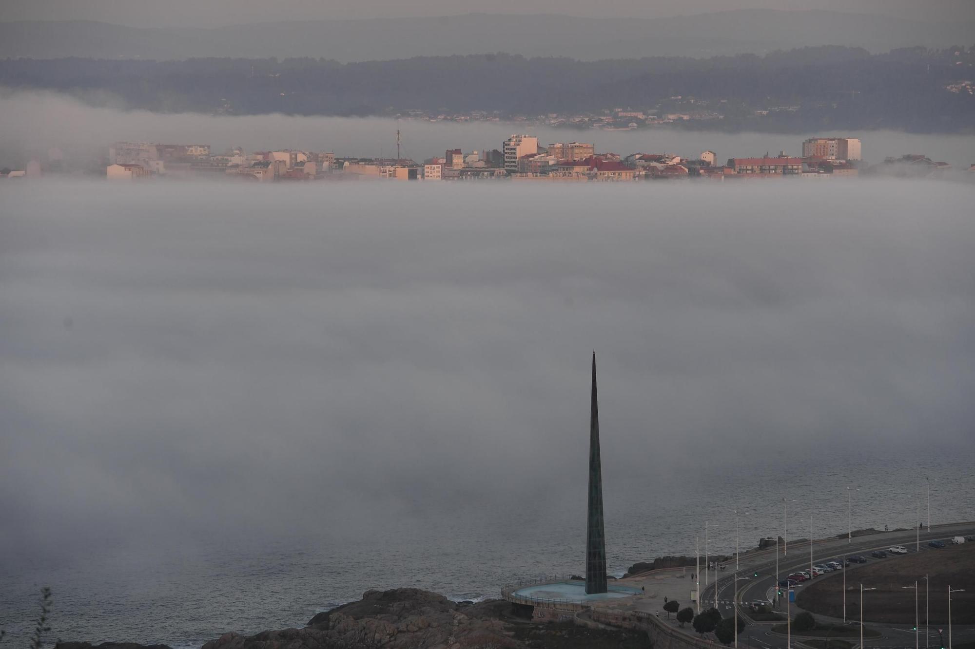 Un manto de niebla cubre la ciudad