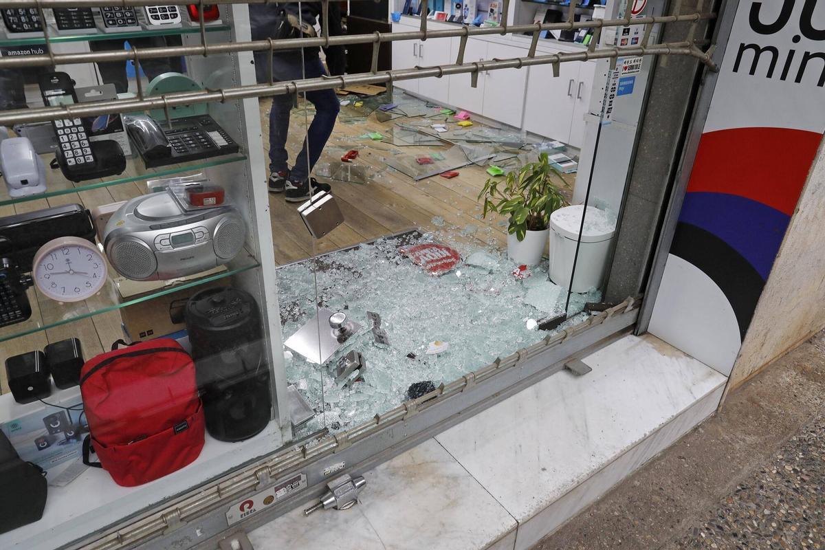 Girona. Carrer Joan Maragall 50. Robatori botiga de telefons mobils Sky Tec.