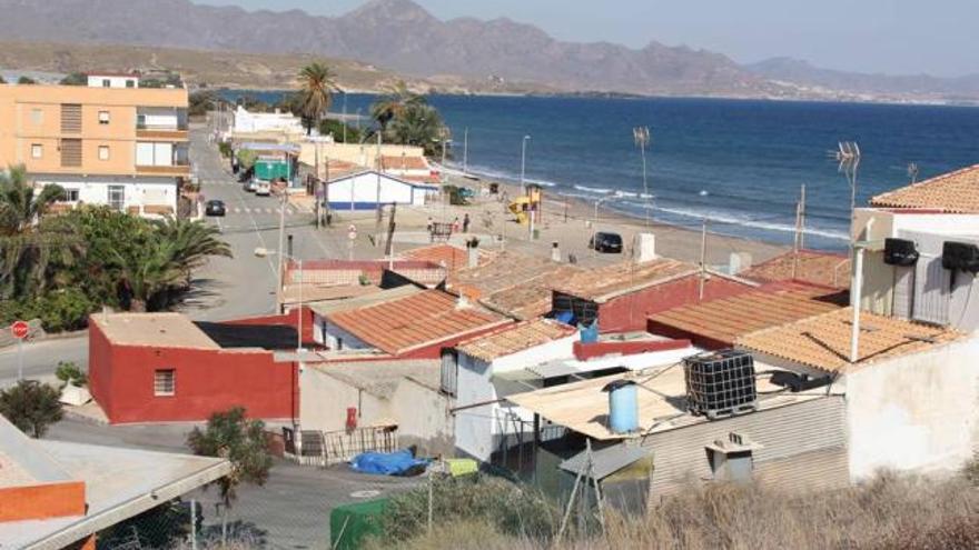 Los vecinos que ocupan el poblado marinero de Puntas de Calnegre quieren evitar el derribo de sus viviendas.