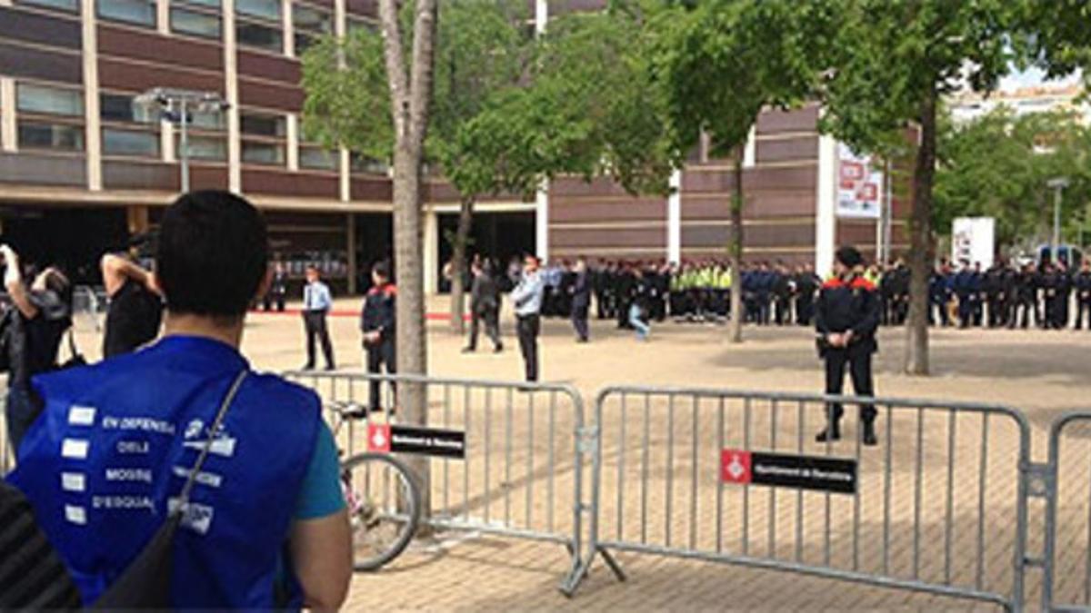 Los manifestantes, ante el dispositivo desplegado con motivo del dia de les Esquadres.