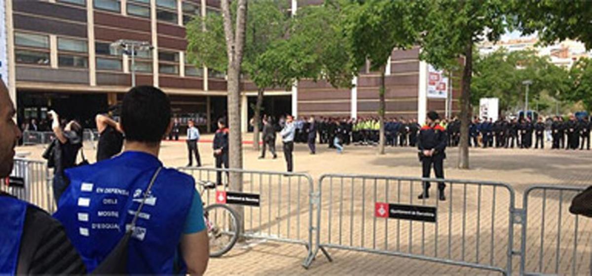 Els manifestants, davant el dispositiu desplegat amb motiu del Dia de les Esquadres. Els manifestants, davant el dispositiu desplegat amb motiu del Dia de les Esquadres.