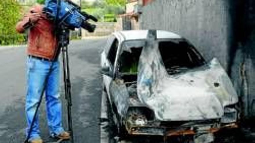Un detenido por prender fuego en Casar de Palomero, de madrugada, a 11 coches