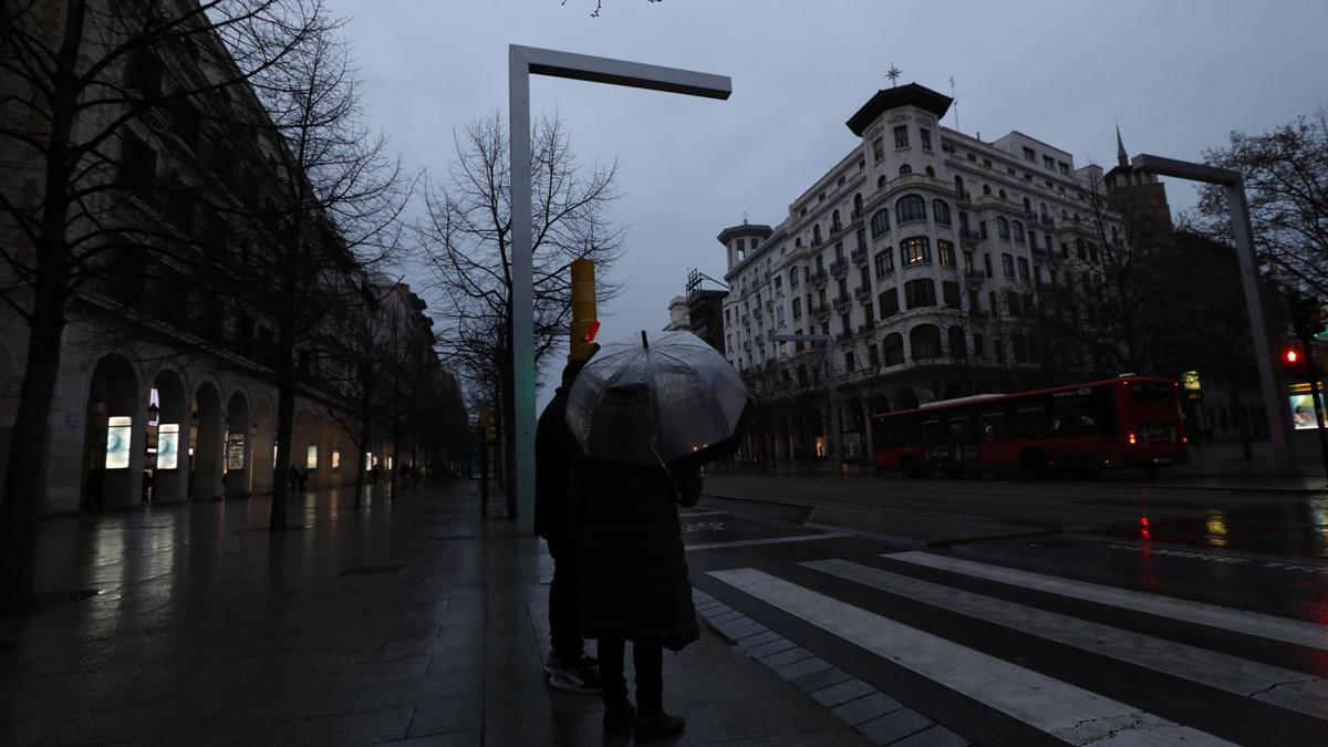 El paseo Independencia con las farolas apagas.