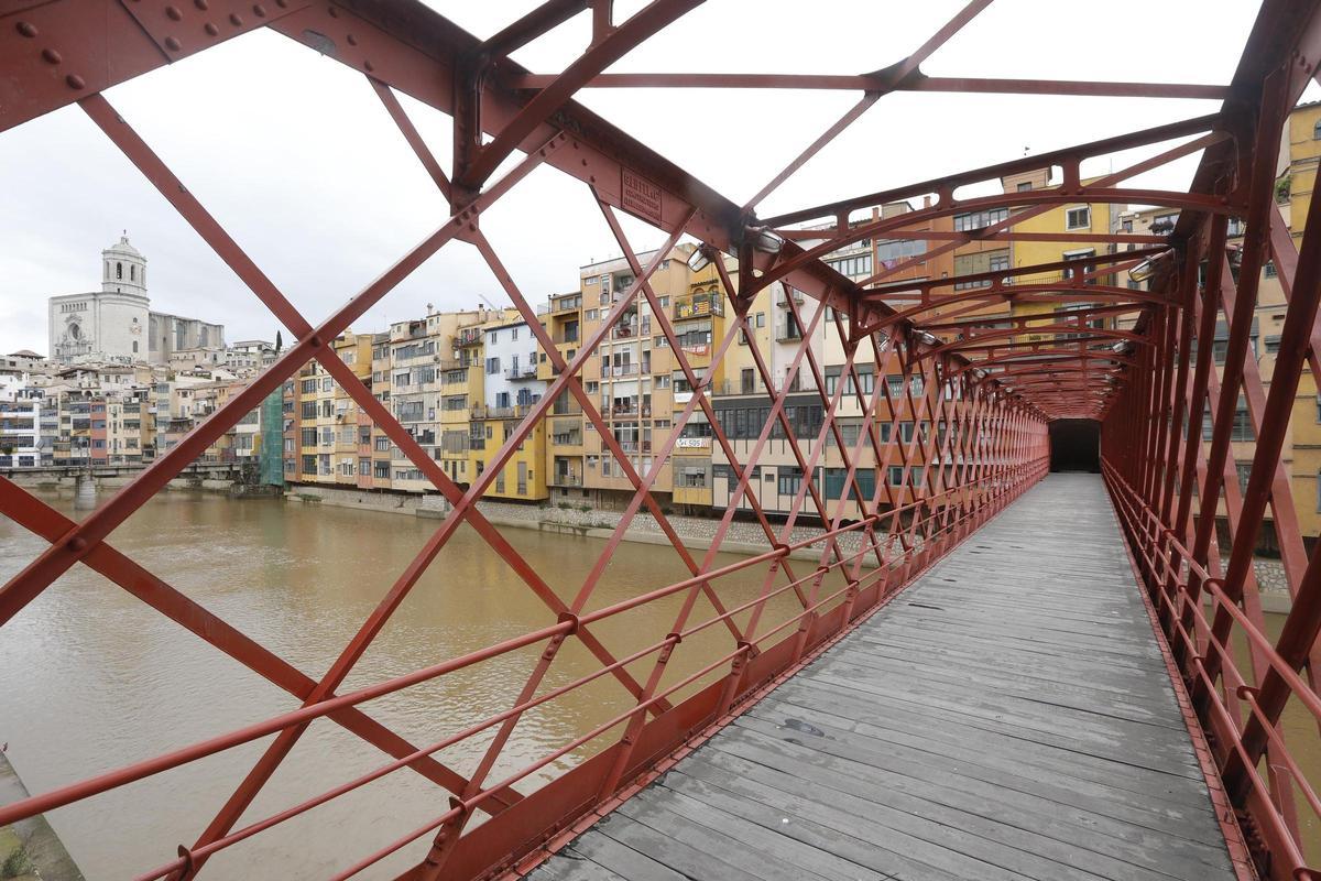 El pont més emblemàtic i fotografiat, el de les Peixeteries Velles, pont del Ferro o Eiffel, construït pels mateixos tallers que van elevar la torre parisenca. El seu color vermellós el fa especialment atractiu.
