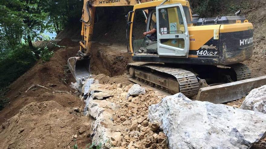 Allande inicia los trabajos de adecuación de la pista de Carballedo