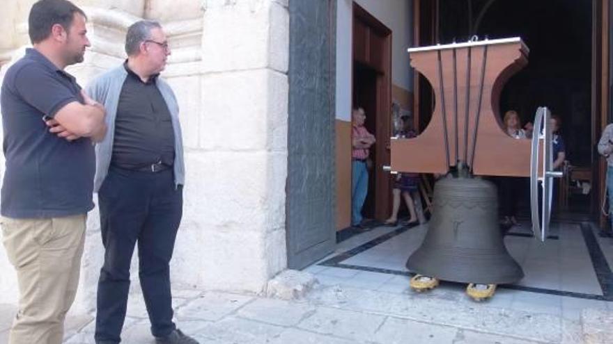 Una de las campanas a las puertas de la iglesia.