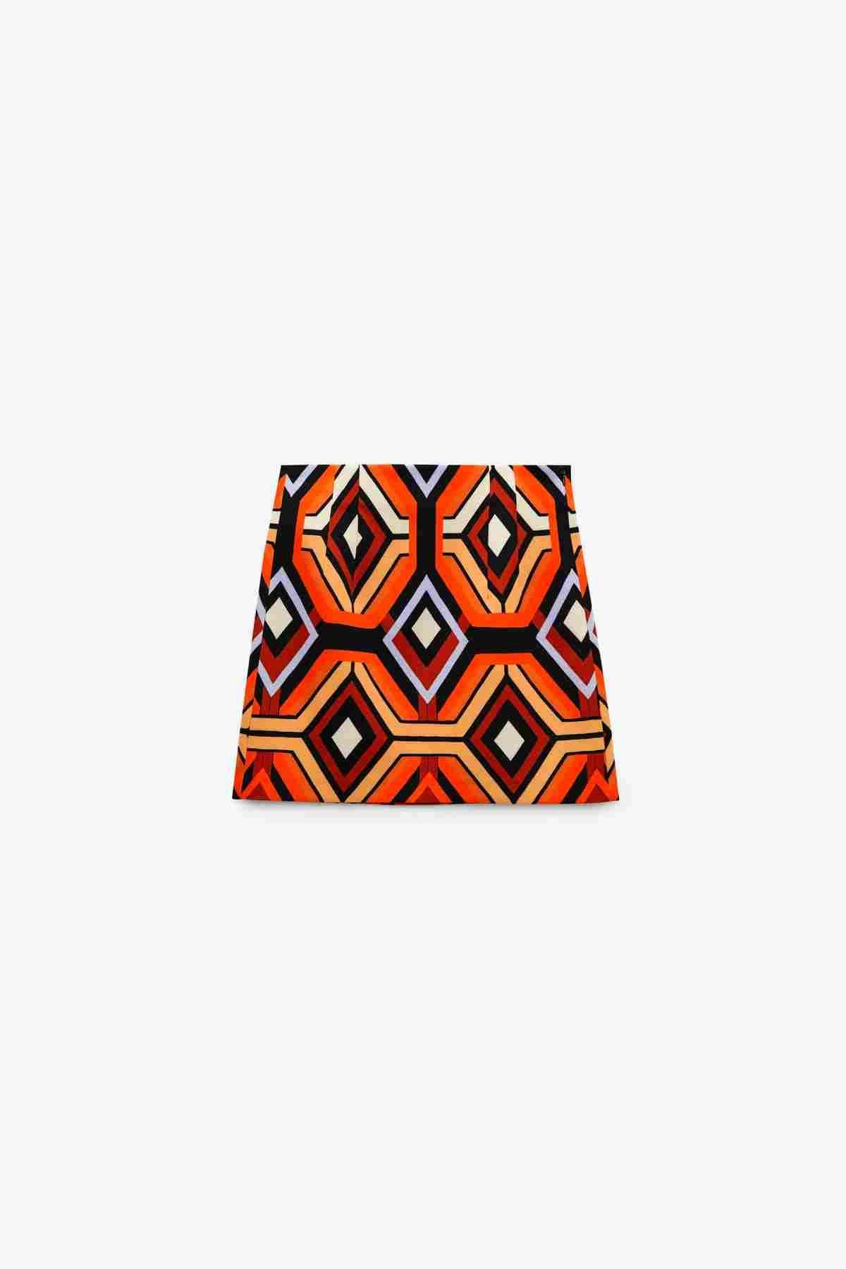 Minifalda de tiro alto y estampado retro de Zara
