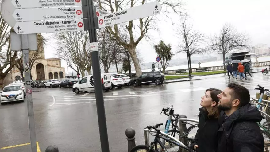 Los turistas ven "prácticas" las nuevas señales peatonales