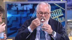 Arias Cañete es menja un iogurt que havia caducat 22 dies abans (A-3 TV).