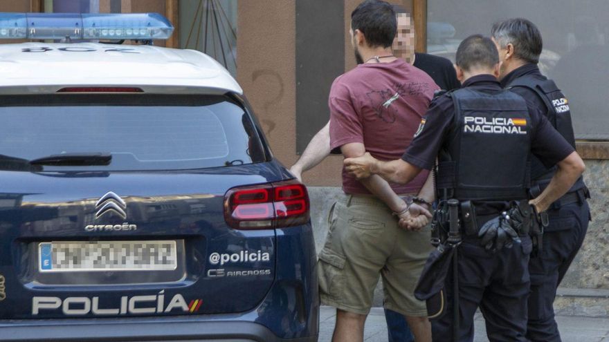 Trifulca en Sama por dos policías que intentaron hacer un &quot;simpa&quot; en un bar en las fiestas patronales: &quot;Nunca había visto nada parecido&quot;