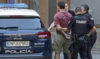 Trifulca en Sama por dos policías que intentaron hacer un "simpa" en un bar en las fiestas patronales: "Nunca había visto nada parecido"