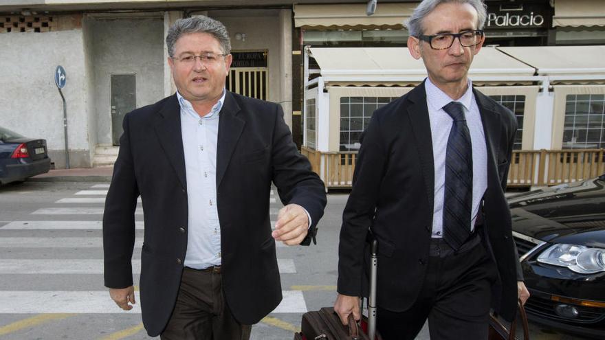 Anastasio Bastida (i), acompañado por su abogado José Antonio Martínez Moya (d), a su llegada hoy a los juzgados de San Javier.